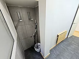 ¡Piso exterior reformado hace pocos años de 2 habitaciones y vestidor en calle calabria!