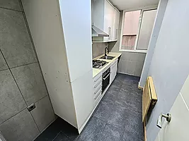 ¡Piso exterior reformado hace pocos años de 2 habitaciones y vestidor en calle calabria!