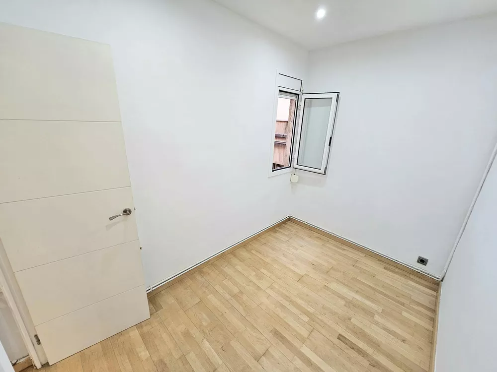 ¡Piso exterior reformado hace pocos años de 2 habitaciones y vestidor en calle calabria!