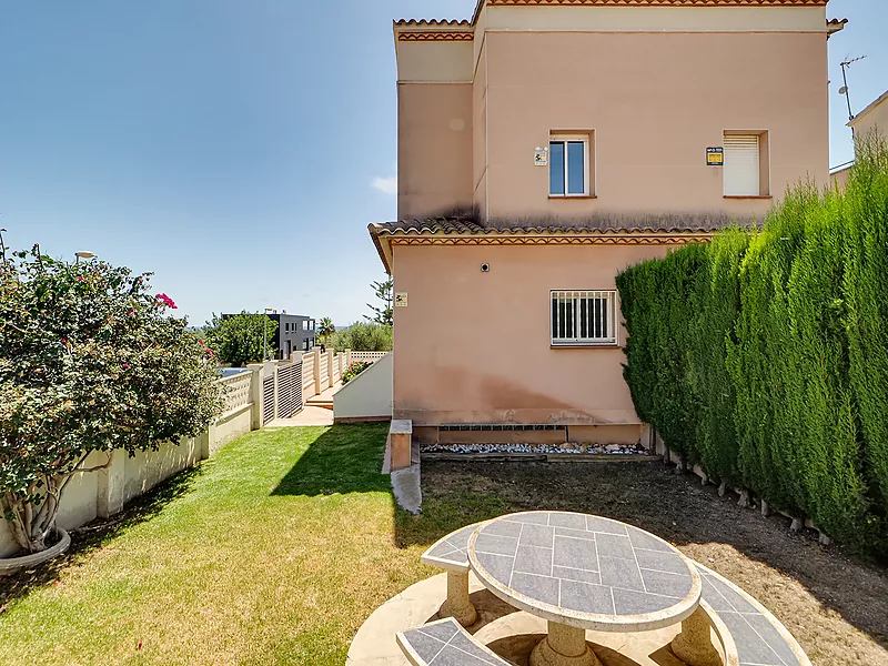 Corner semi-detached house for sale in Creixell - Tarragona