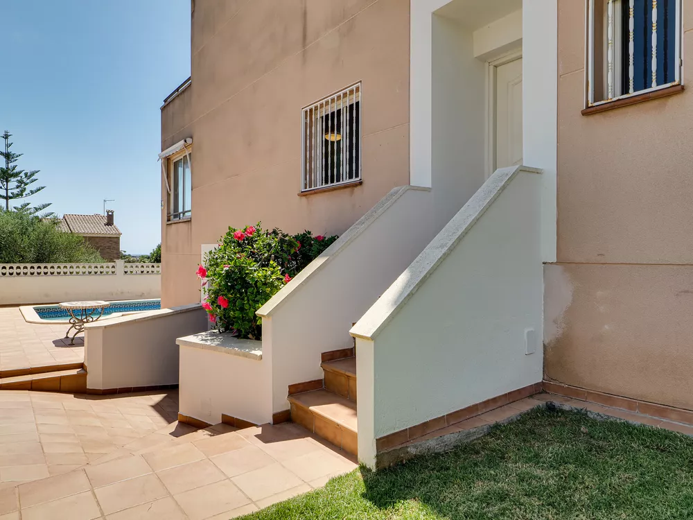 Corner semi-detached house for sale in Creixell - Tarragona