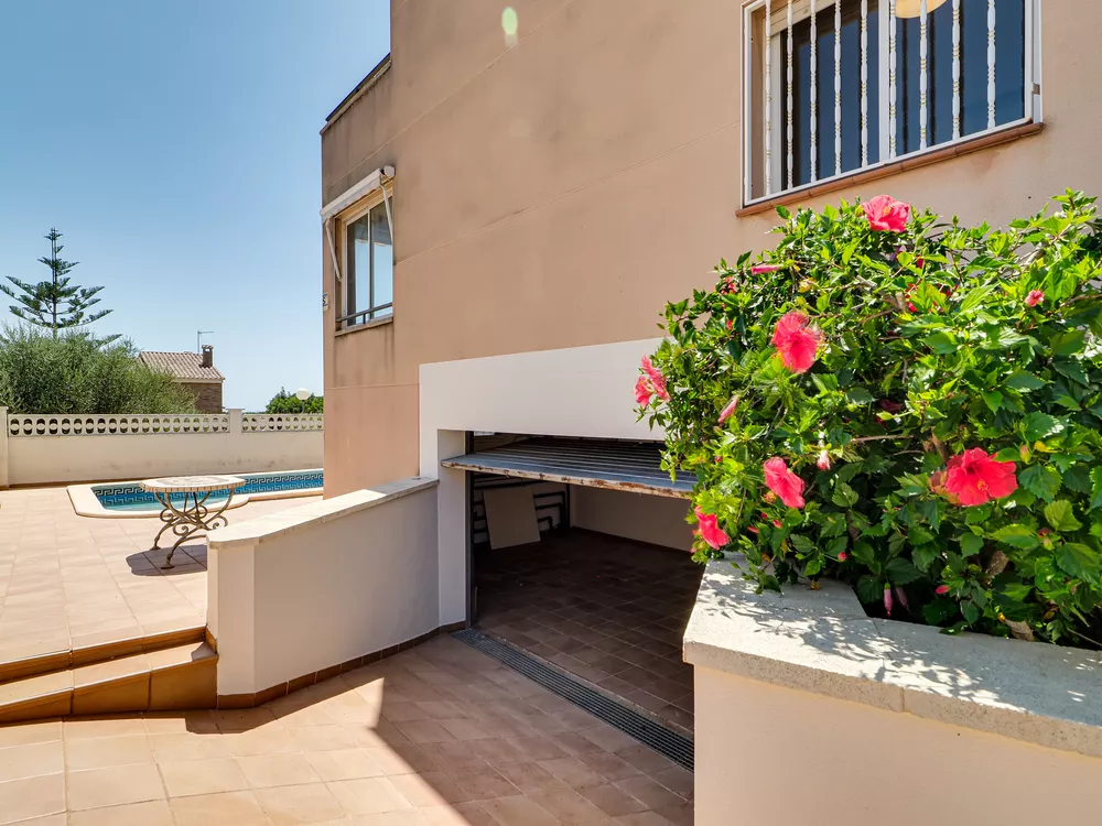 Corner semi-detached house for sale in Creixell - Tarragona