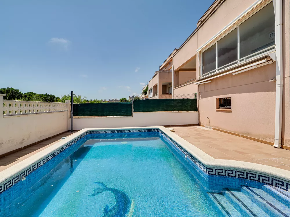 Chalet adosado esquinero en venta en Creixell - Tarragona