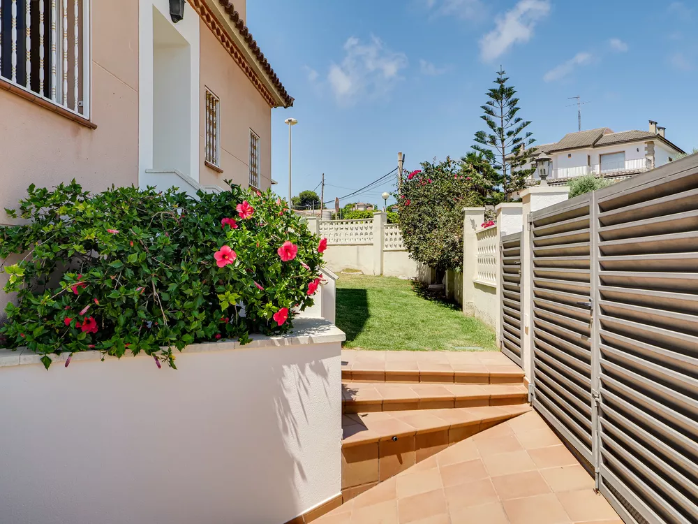 Corner semi-detached house for sale in Creixell - Tarragona