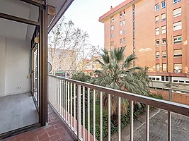 Acollidor i modern pis reformant de 101 m² a Provençals del Poblenou, amb excel·lents comunicacions i a pocs minuts de la platja